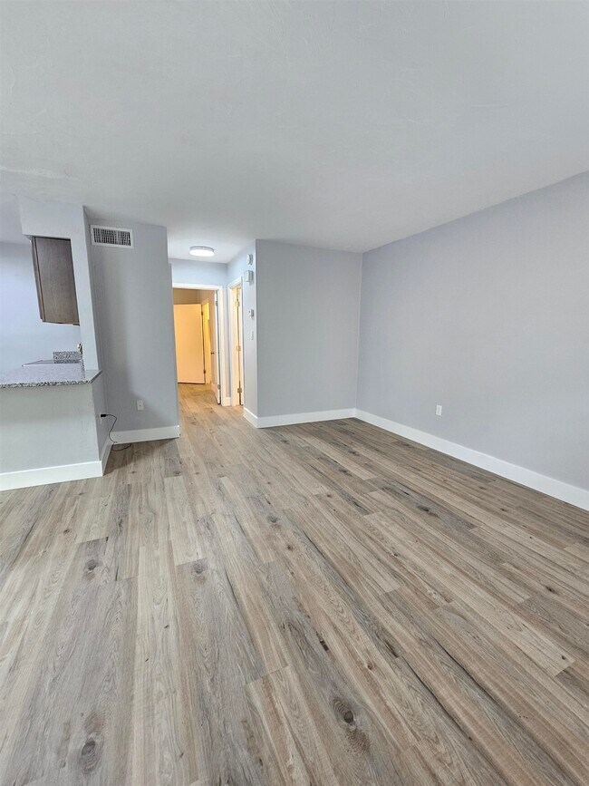 Foto del edificio - 1530 Live Oak Dr