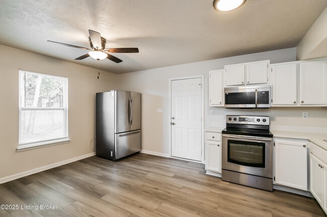 Building Photo - 8007 Apple Valley Dr