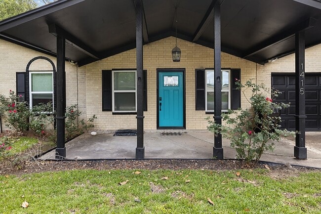 Building Photo - 1415 Palm Dr
