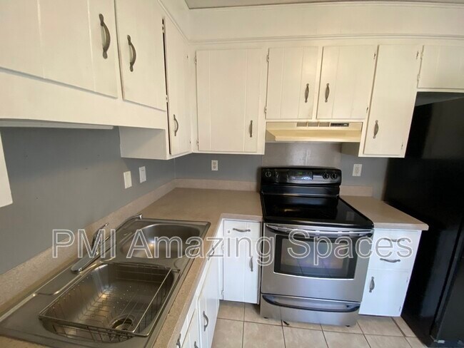Building Photo - 5703 Hillcrest Cir