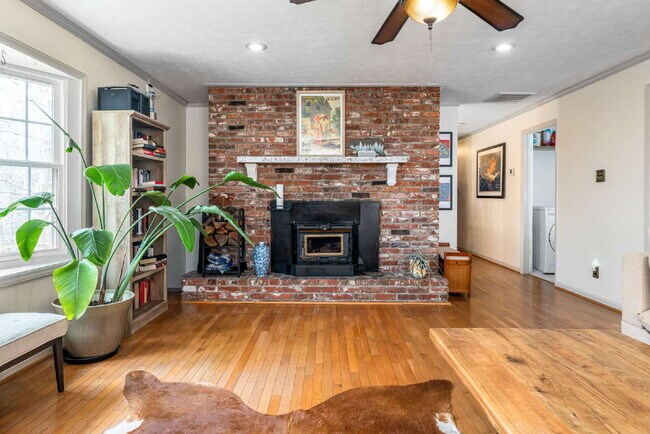 Foto del edificio - Fairview Retreat | 3BR/3BA with Finished Basement, 2-Car Garage & Private Yard — 17 Min to Asheville
