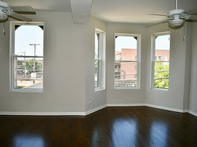 Building Photo - 867 E Pershing Rd