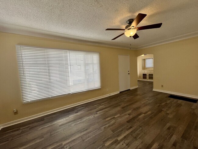 Foto del edificio - LARGE DOWNSTAIRS ONE BEDROOM ONE BATH!