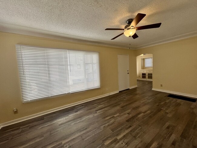 Building Photo - LARGE DOWNSTAIRS ONE BEDROOM ONE BATH!