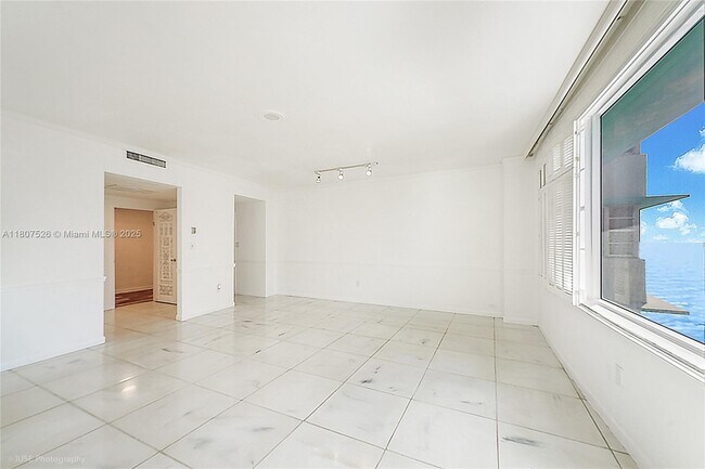 Foto del edificio - 5255 Collins Ave