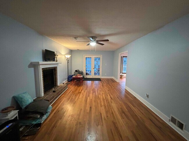 Building Photo - 3848 Cotswold Dr SW