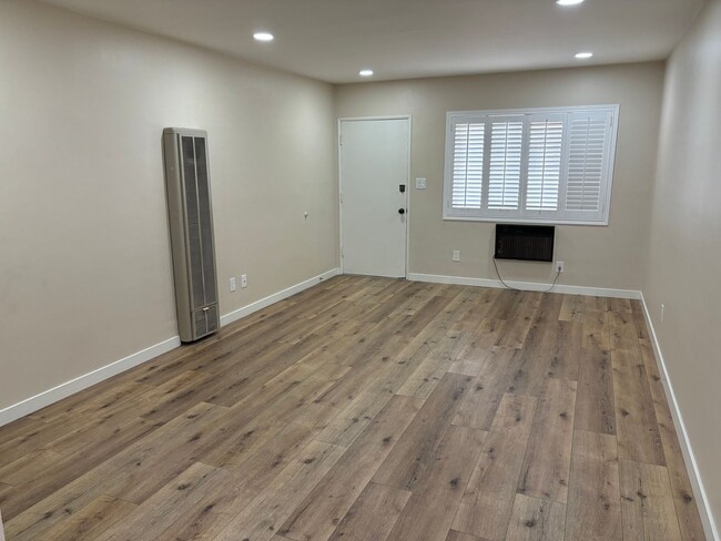 Building Photo - 1 Bedroom Northridge Condo for Rent!