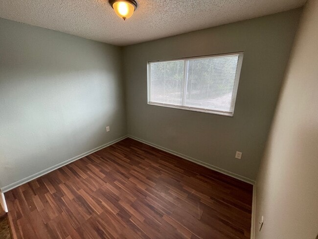 Building Photo - 2/1 Apartment
