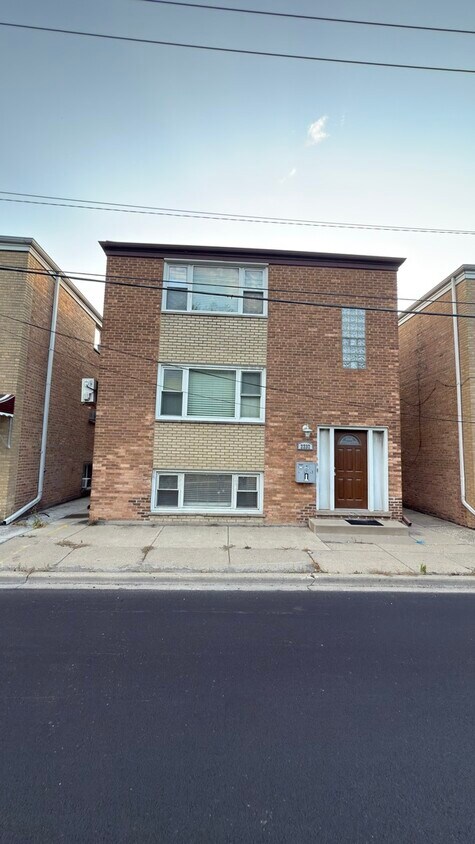 Primary Photo - 2232 N River Rd