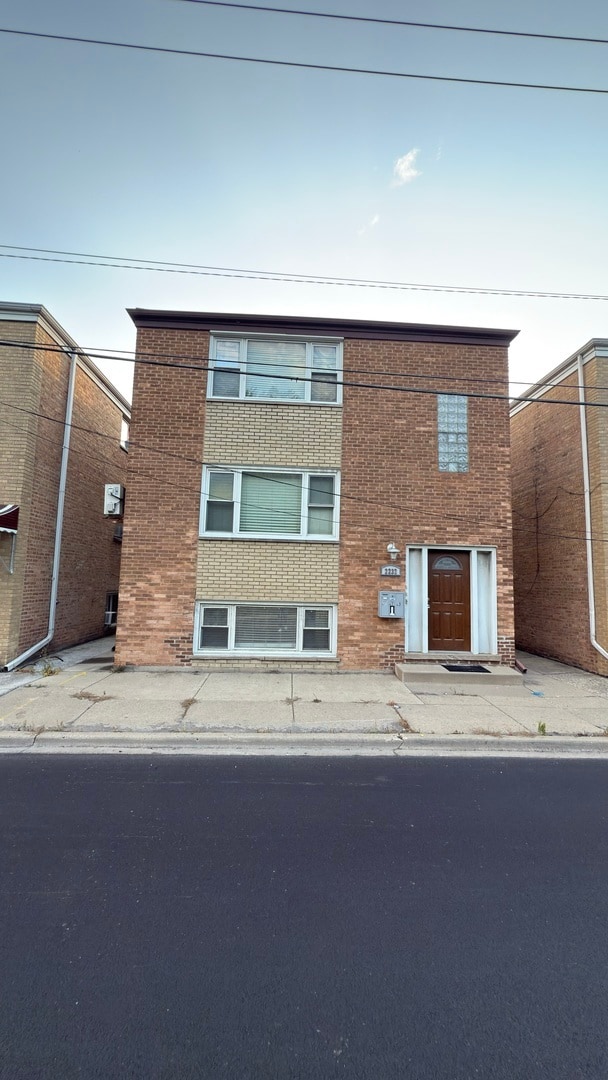 Building Photo - 2232 N River Rd