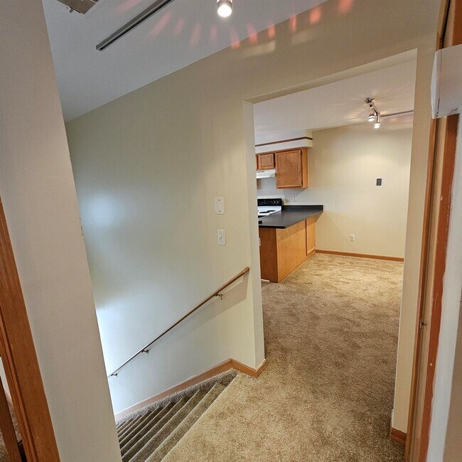 Foto del edificio - 2 Bedroom Upper Condo w/ Modern Lighting F...