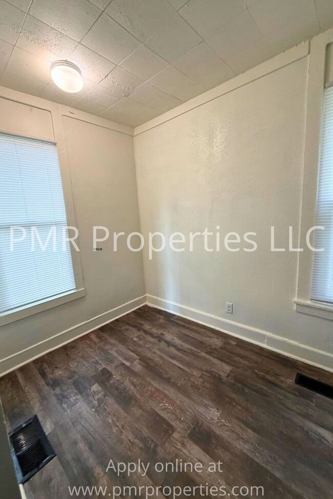 Building Photo - 2 Bedrooms / 1 Bathroom House