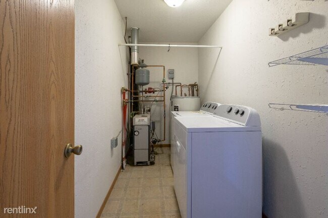 Building Photo - 2 br, 1 bath Townhome - 936 28th St SE