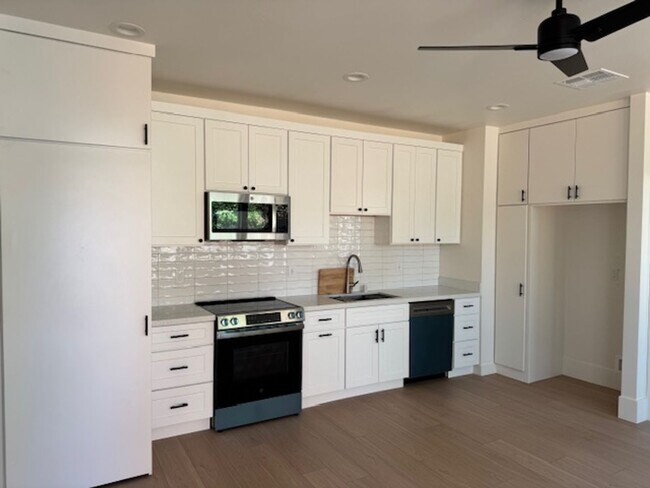 Foto del edificio - 677 Whyte Ave