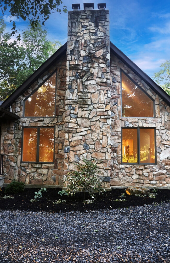Foto del edificio - 314 Bear Hollow Rd