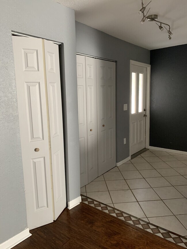 Building Photo - 6959 Aberfeldy Ave N
