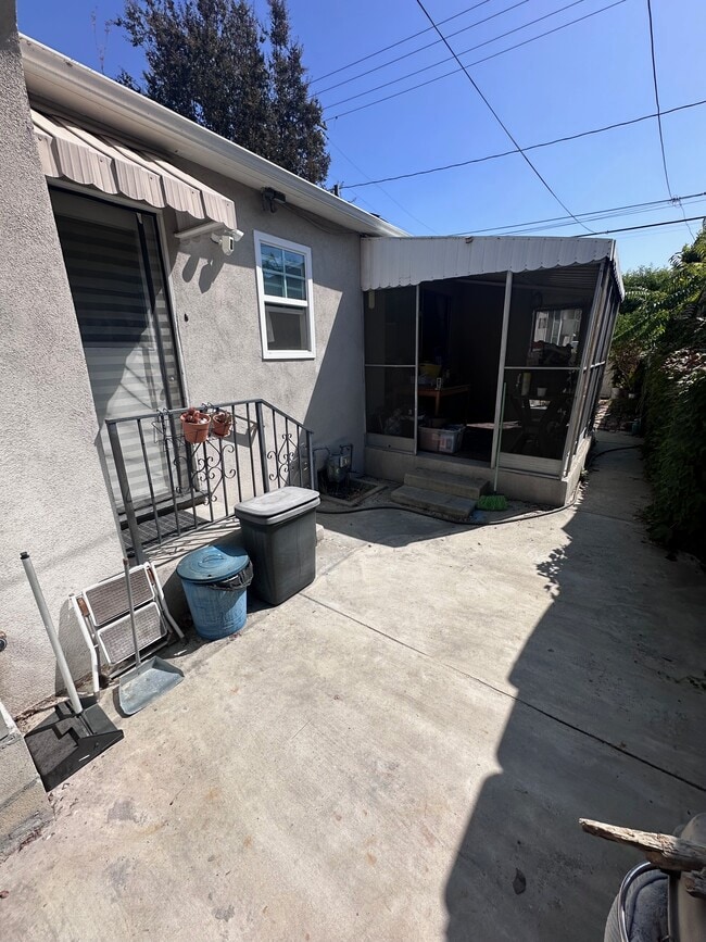 Building Photo - 1810 W Alameda Ave