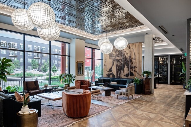 Relájese y disfrute de la vista al parque artístico Modera - Modera Art Park