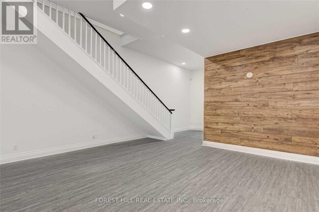 Building Photo - 283 College St