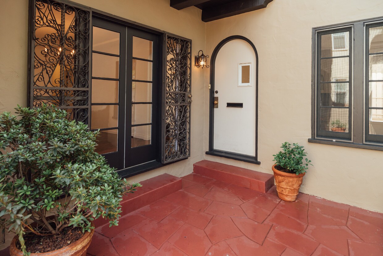 Foto principal - 1370 S Orange Dr
