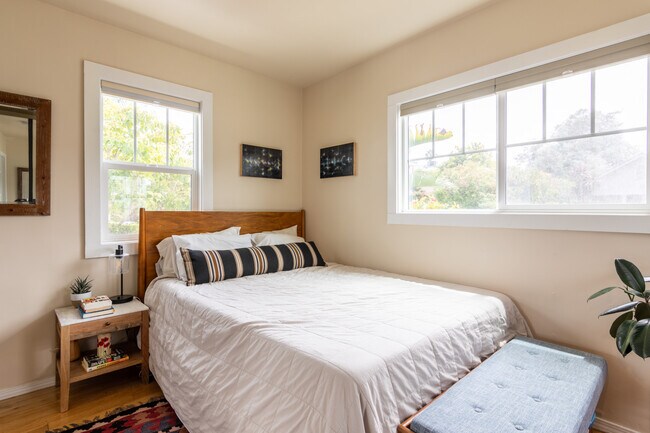 front bedroom - 336 Rennie Ave