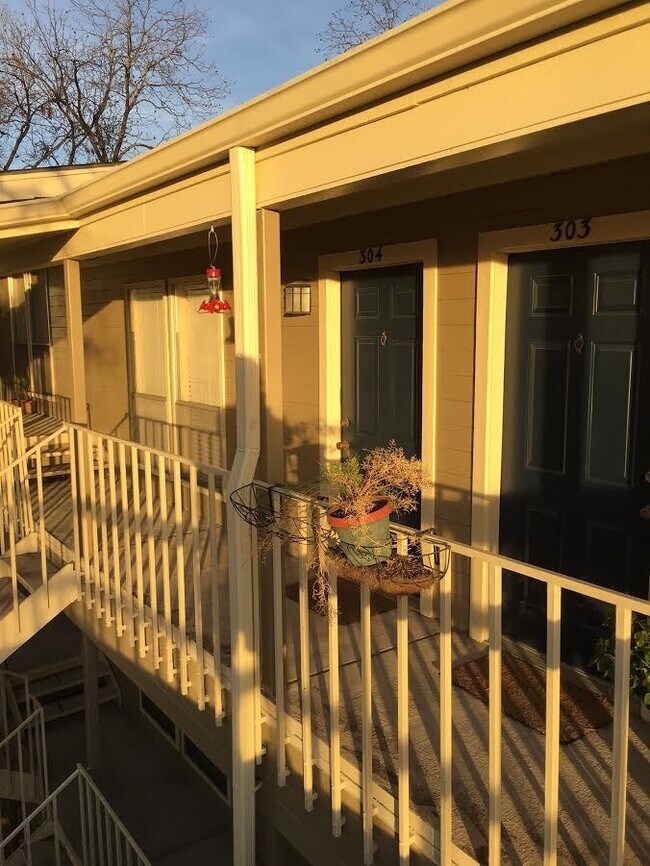Building Photo - PRE-LEASE - HUGE HYDE PARK 1 BEDROOM - REAL WOOD FLOORS - $1375 - AVAIL AUG 10 2026