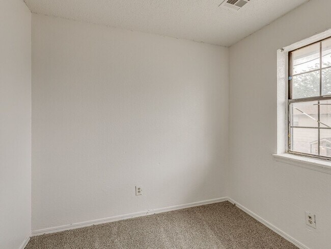 Foto del edificio - MOVE IN SPECIAL NO DEPOSIT OR APPLICATION ...