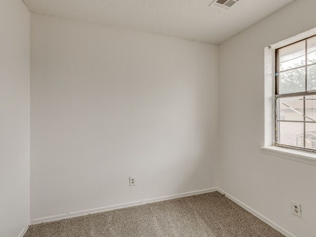 Building Photo - MOVE IN SPECIAL NO DEPOSIT OR APPLICATION ...