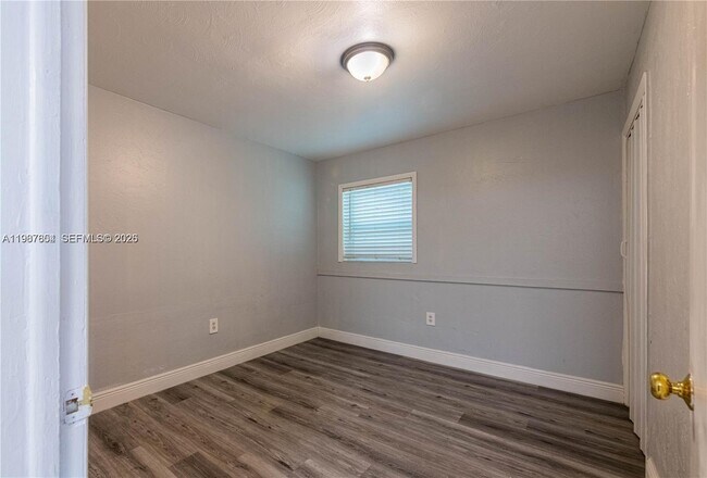 Foto del edificio - 327 SW 20th St