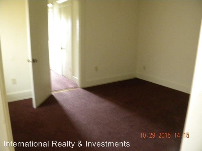 Building Photo - 1052 W 60th St