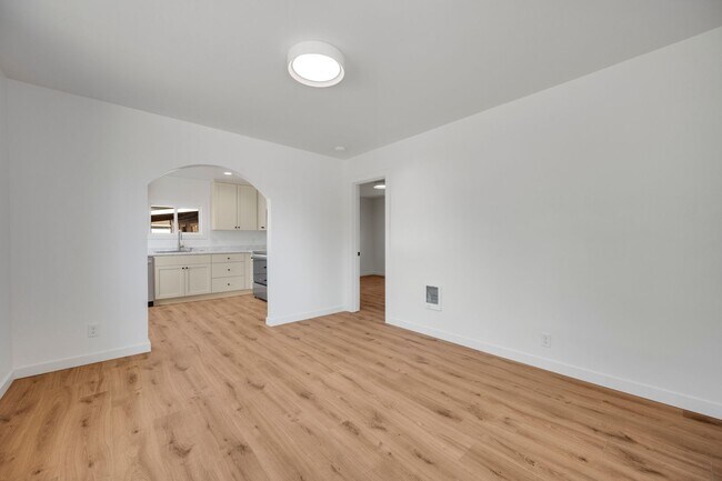 Building Photo - 404-406 SW Elmwood Ave