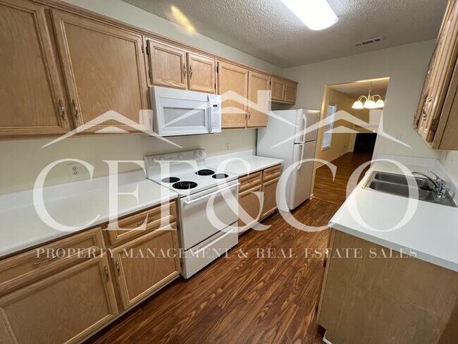 Foto del edificio - Lovely 2 bedroom 2 bathroom townhome now available.