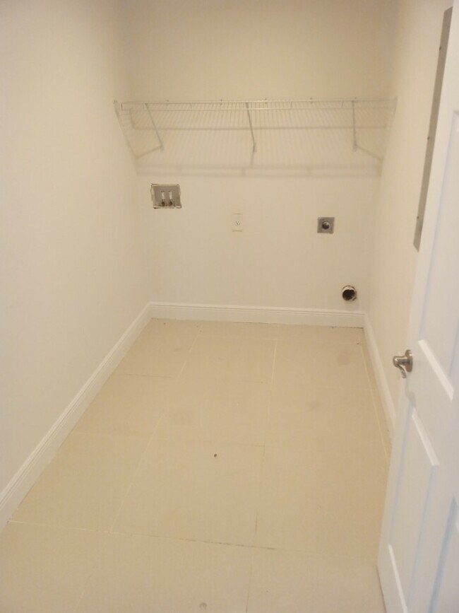 Foto del edificio - 9007 Meadow Cir