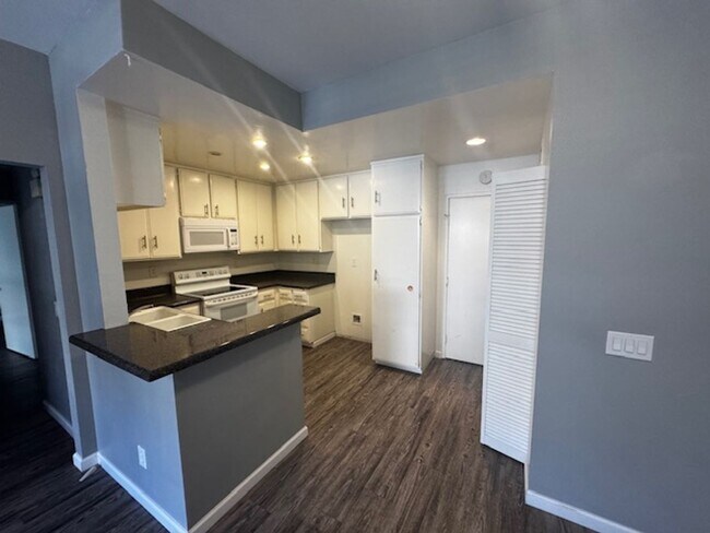Foto del edificio - Serene 2-bedroom Condo in Orange
