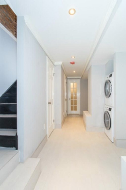 Primary Photo - 120 E 7th St
