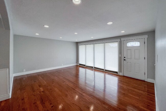 Building Photo - 285 E 200 N