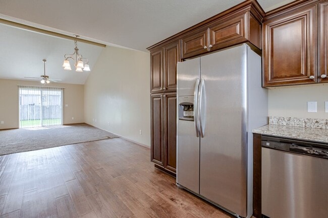 Building Photo - Newer Spacious Ranch Style 4 Bed 4 Bath Ho...