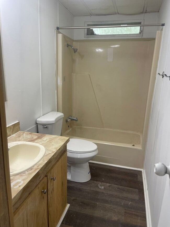 Building Photo - Newly renovated 3 bed 2 bath home off Mahan Dr