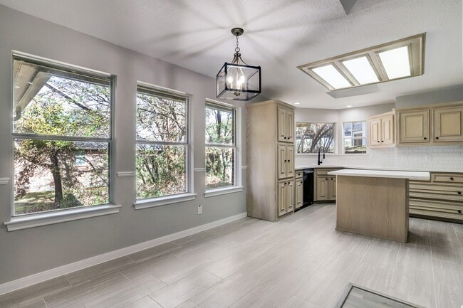 Foto del edificio - 7098 Shadow Lake Dr