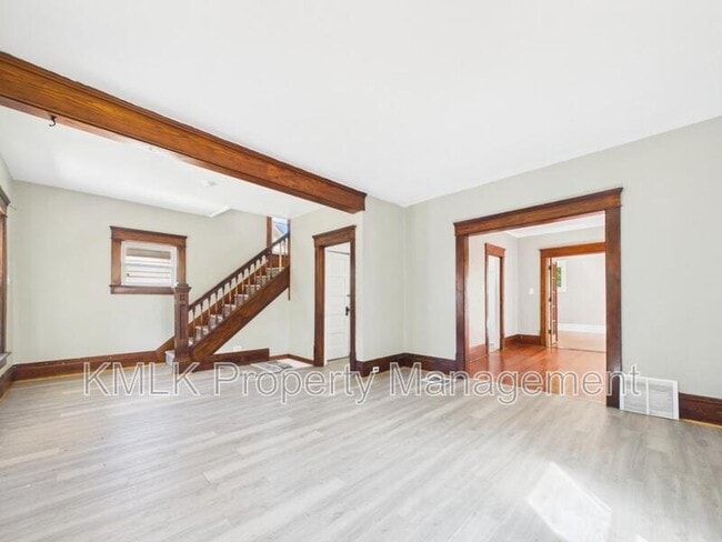 Building Photo - 701 Kling St