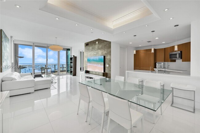 Building Photo - 2627 S Bayshore Dr