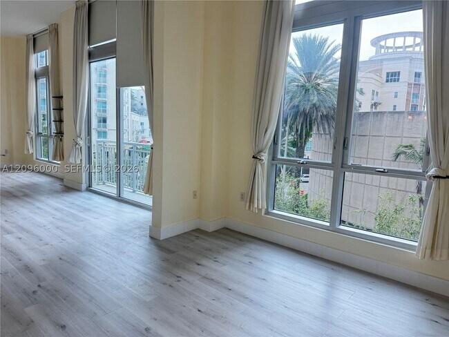 Foto del edificio - 9055 SW 73rd Ct