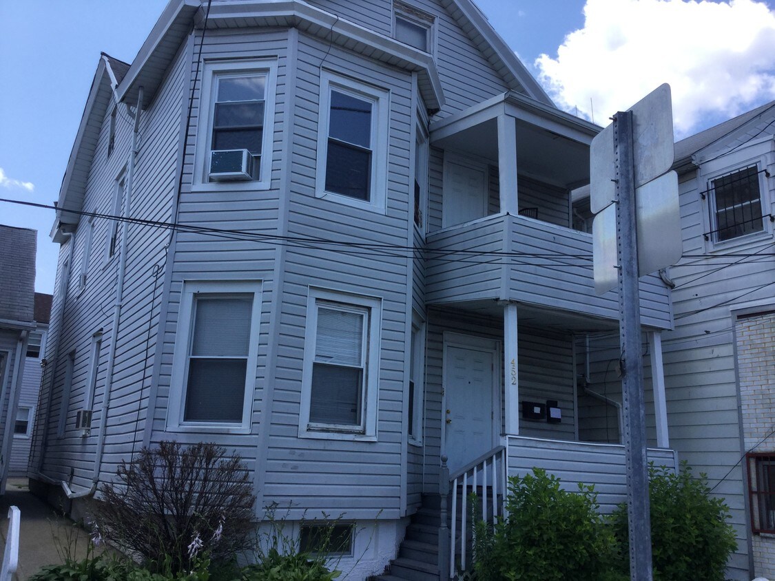 Primary Photo - 452 21st Ave