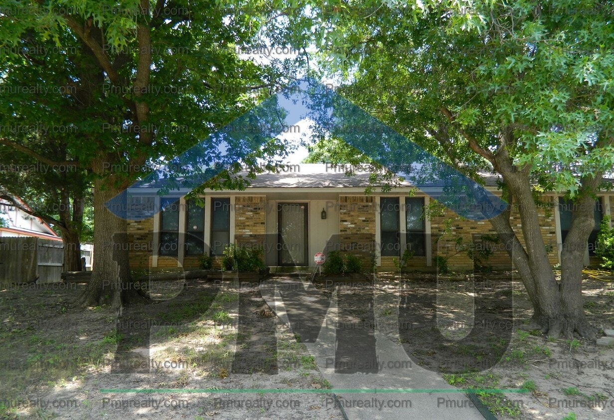 Building Photo - AVAILABLE NOW!!! Beautiful 3/2/2 house loc...