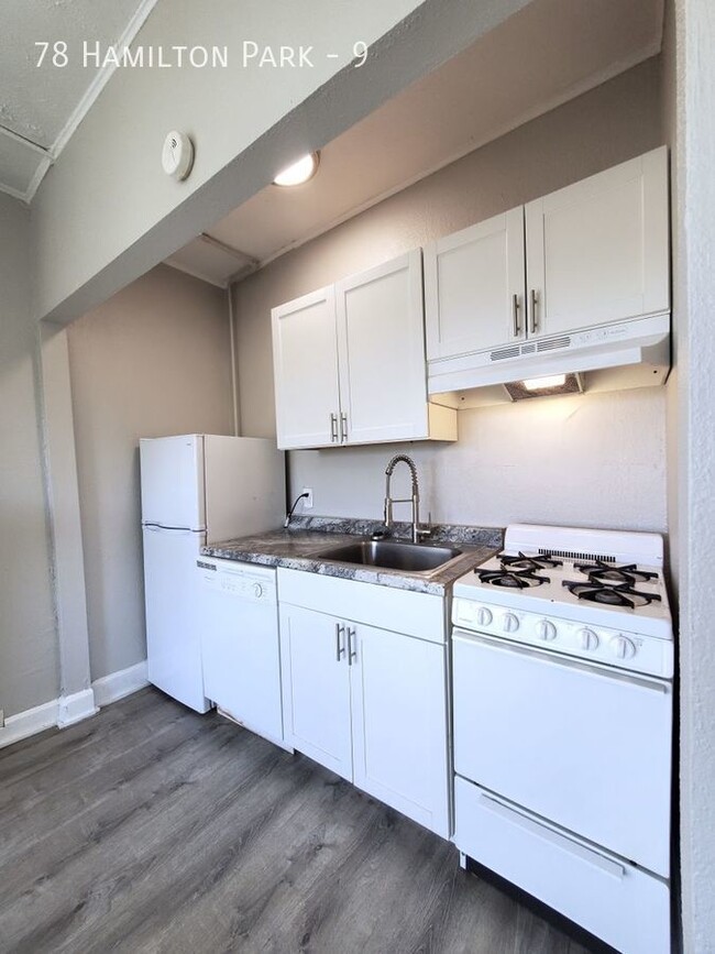 Building Photo - One Bedroom in Historical Hamilton Park!