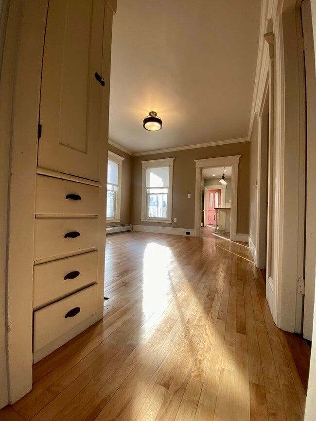 Sunny & Bright - 81 Appleton St