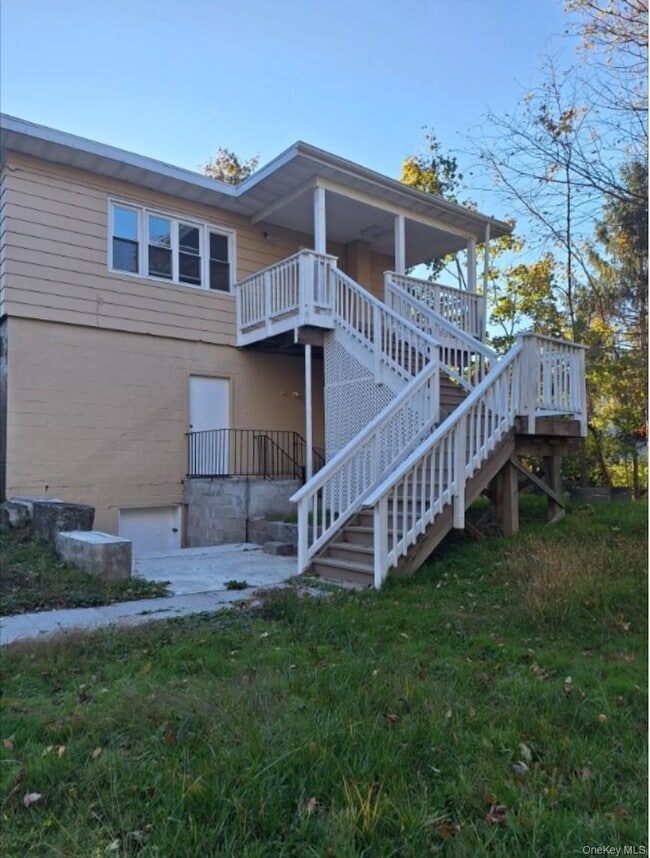 Building Photo - 652 NY-211