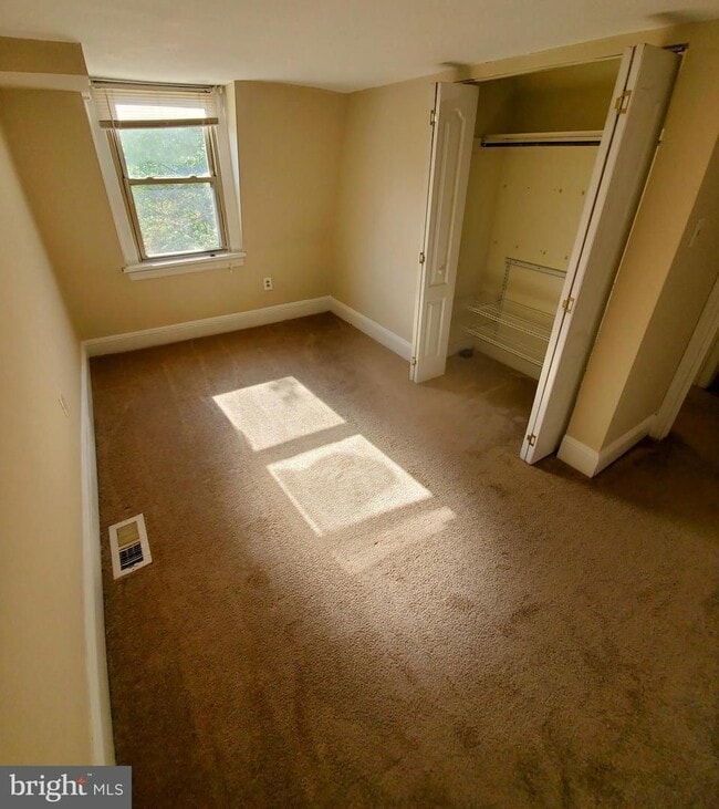 Building Photo - 112 Linden St