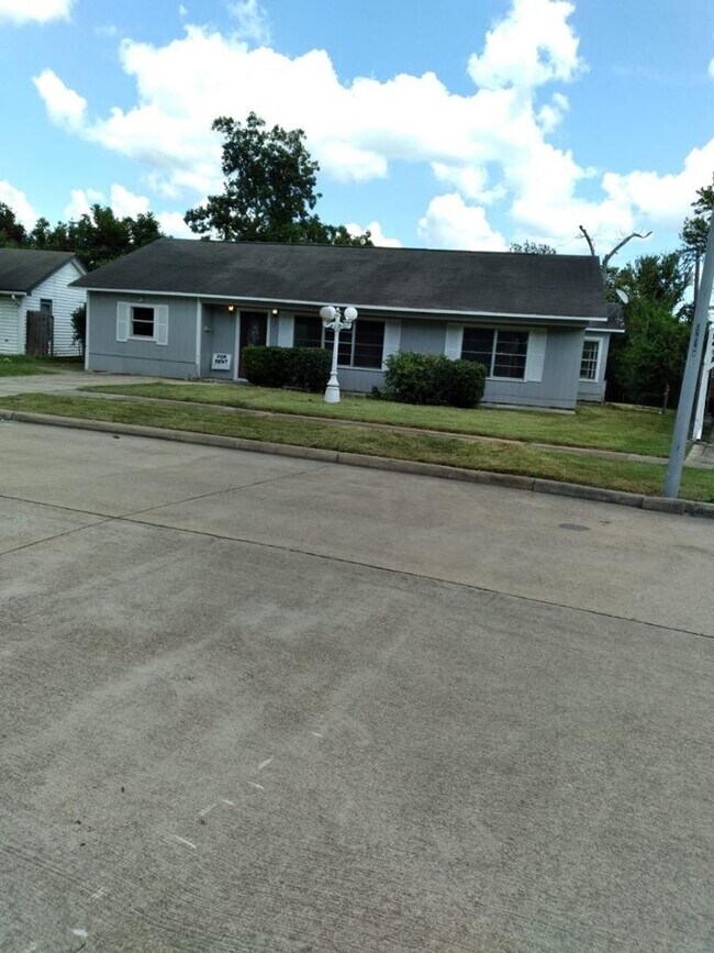 Building Photo - Gorgeous all renovated Home in Baytown, TX!.