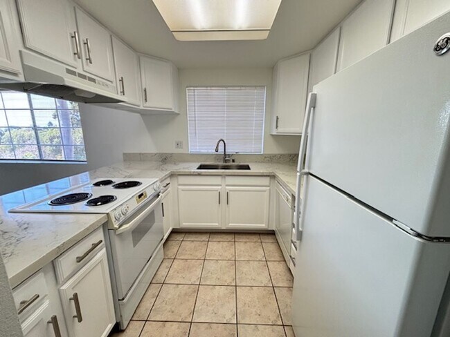 Foto del edificio - Sunny Top Floor 2 bedroom 2 bath Condo Wit...